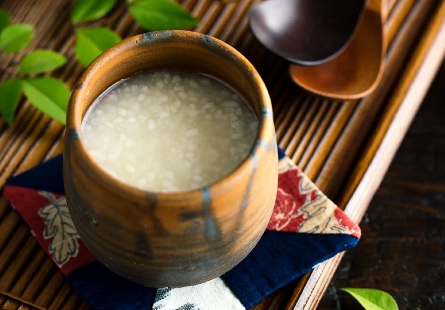 Rượu ngọt Amazake là cái tên tiếp theo trong danh sách những loại đồ uống nhất định phải thử khi đến Nhật Bản