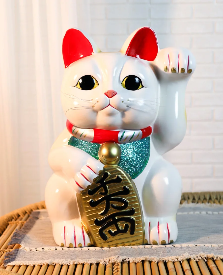 Mặt và tay của mèo nên hướng ra phía cửa, tượng trưng cho việc mời gọi tài lộc và may mắn vào nhà