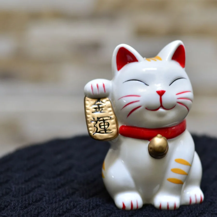 Gốm sứ là chất liệu truyền thống và phổ biến nhất để tạo nên Maneki Neko