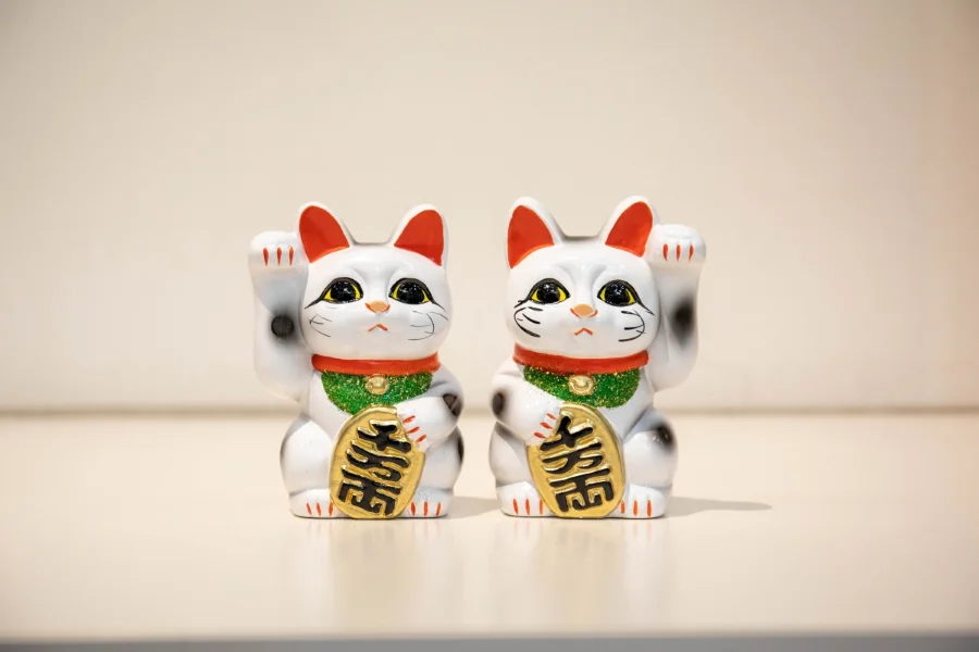 Những chú mèo thần tài Maneki Neko thường có màu sắc tươi sáng, hoa văn tinh xảo và độ bền cao