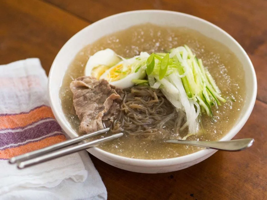 Mì lạnh dạng nước được thưởng thức cùng với phần nước hầm thịt đã ướp lạnh với đá