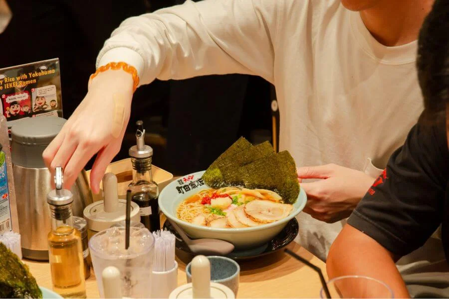 Để thưởng thức một bát ramen đúng điệu như người Nhật, bạn cần chú ý đến một số quy tắc nhỏ nữa nhé!