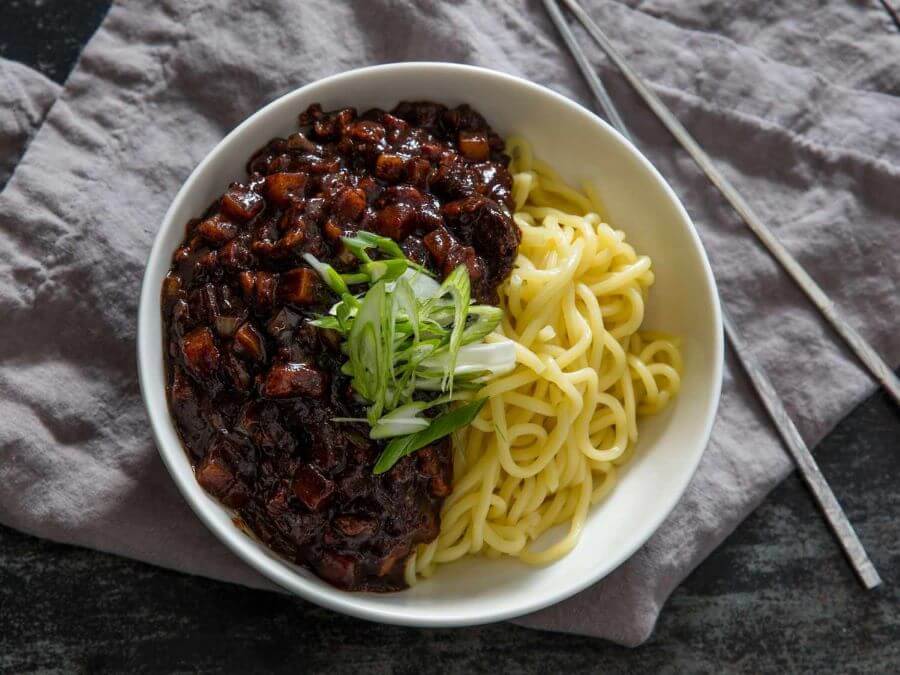 Mì tương đen Jajangmyeon là một món ăn không thể bỏ qua khi đi du lịch Hàn Quốc, đặc biệt là ở Seoul