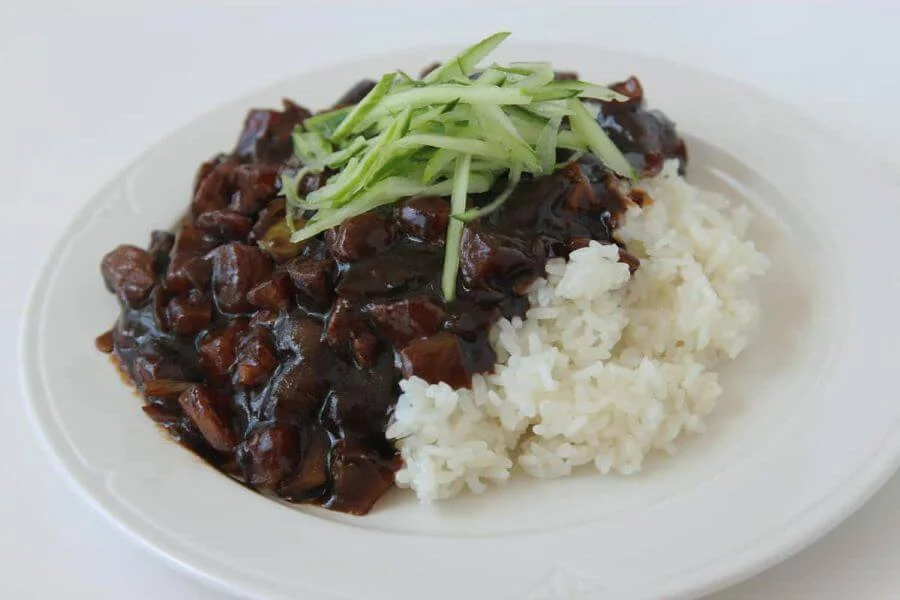 Jjajangbap là một “phiên bản” thú vị, kết hợp giữa cơm trắng nóng hổi và sốt tương đen đậm đà đặc trưng của món Jjajangmyeon