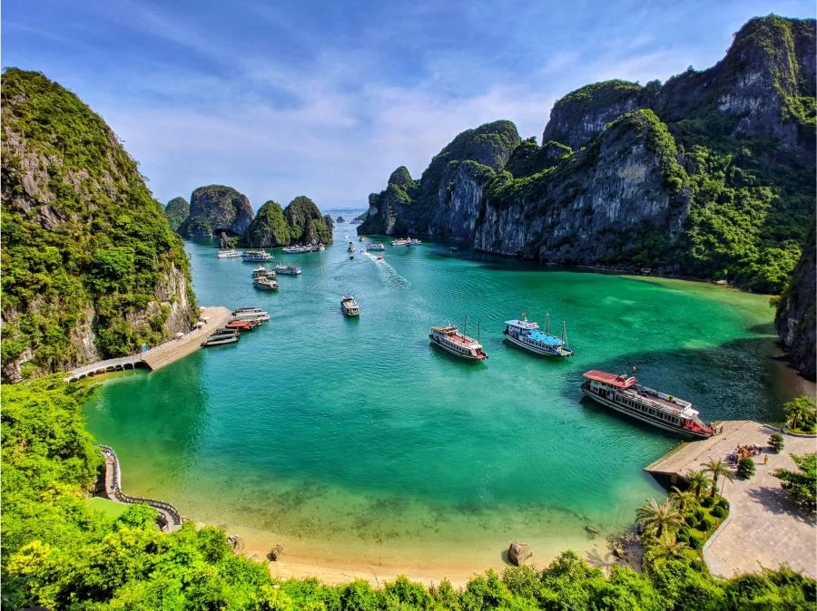 Vịnh Hạ Long - Một trong những bãi biển tuyệt đẹp tại miền Bắc nước ta