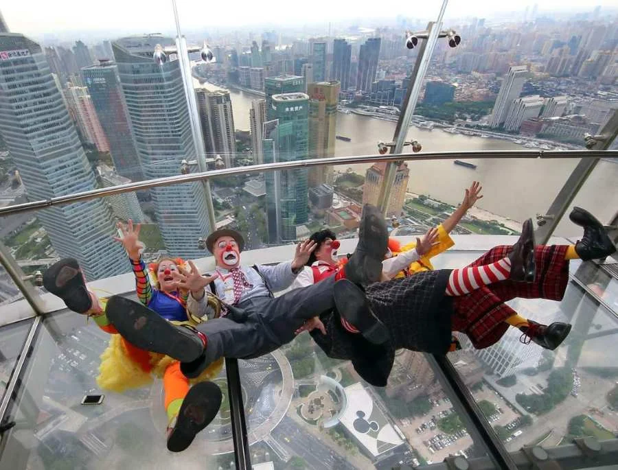 Trải nghiệm đài quan sát kính trong suốt vô cùng mạo hiểm