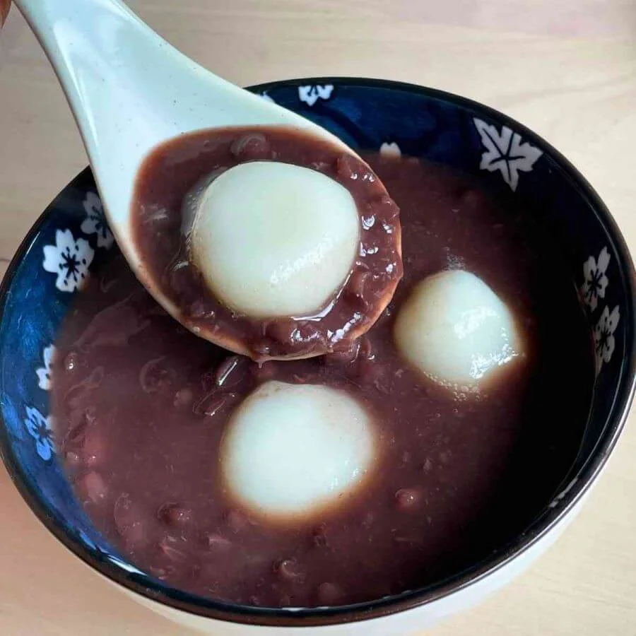 Oshiruko là một món súp ngọt, gồm có bánh mochi mềm dẻo, được nấu chung với nước dùng làm từ đậu đỏ ngọt ngào