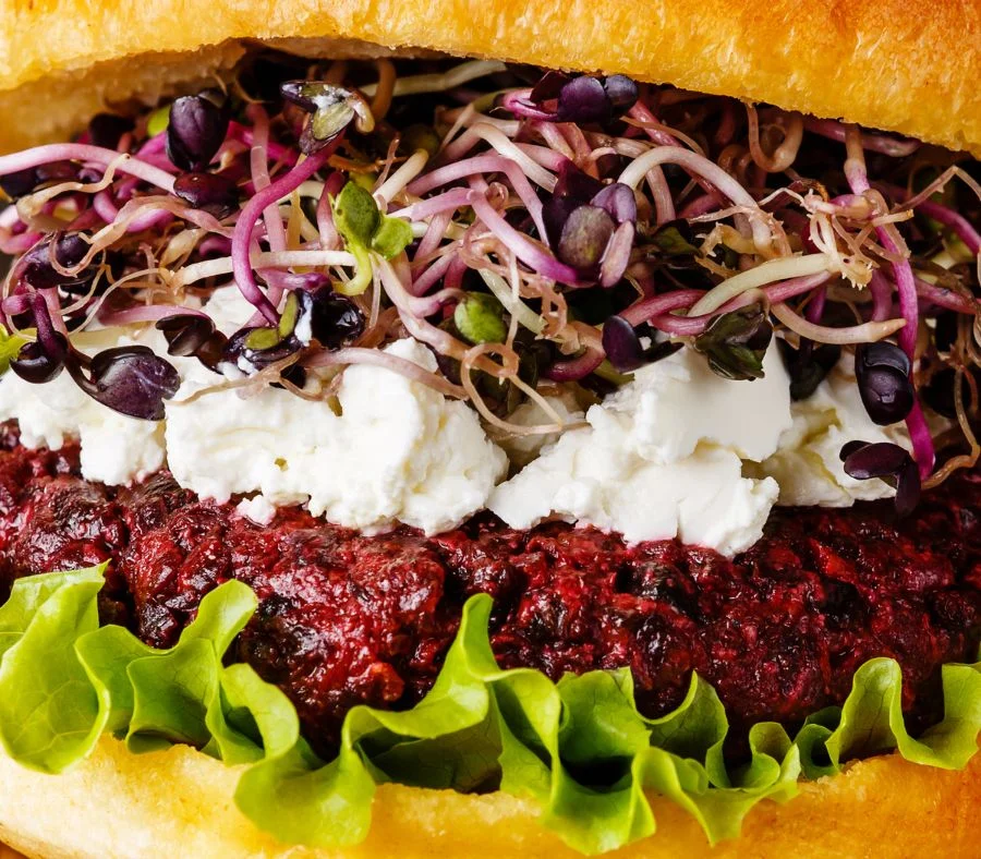 Cận cảnh các nguyên liệu trong những chiếc Hamburger củ dền