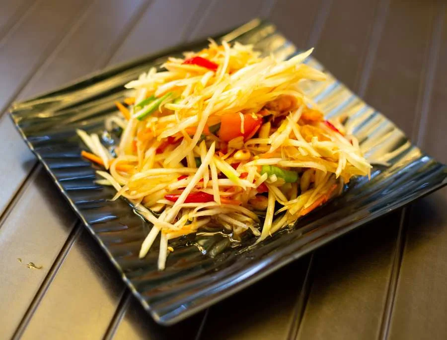 Som Tam hay còn gọi là gỏi đu đủ xanh, là một trong những món ăn biểu tượng của ẩm thực Thái Lan