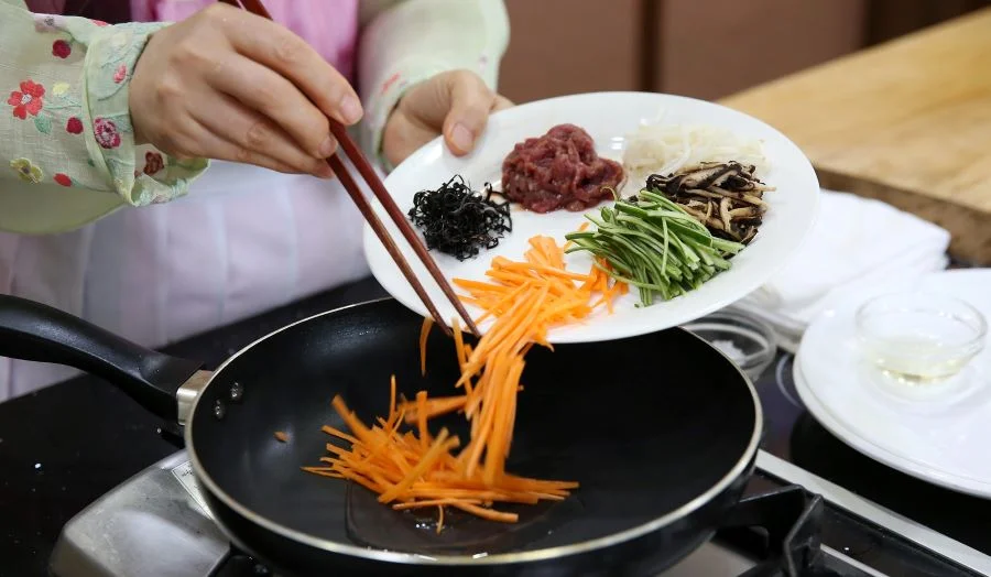Người đầu bếp sơ chế nguyên liệu