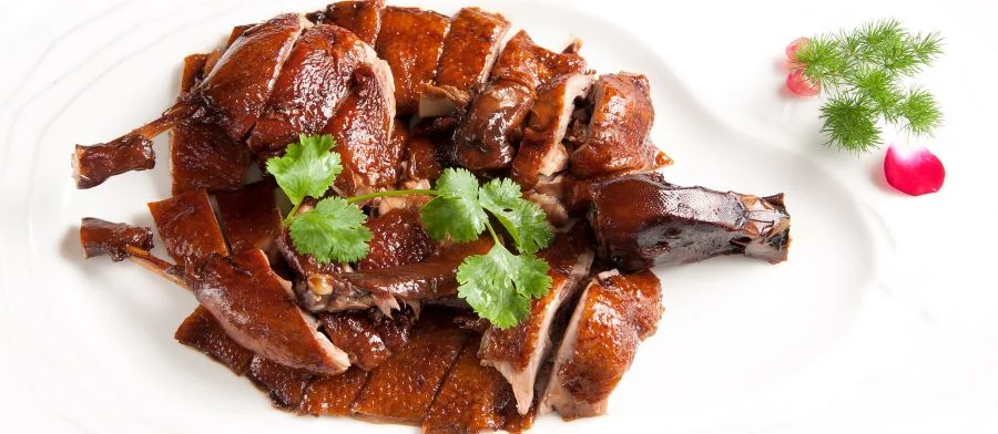Vịt xì dầu Hàng Châu - món ăn truyền thống địa phương, cực kỳ phổ biến trong các dịp lễ hội mùa xuân