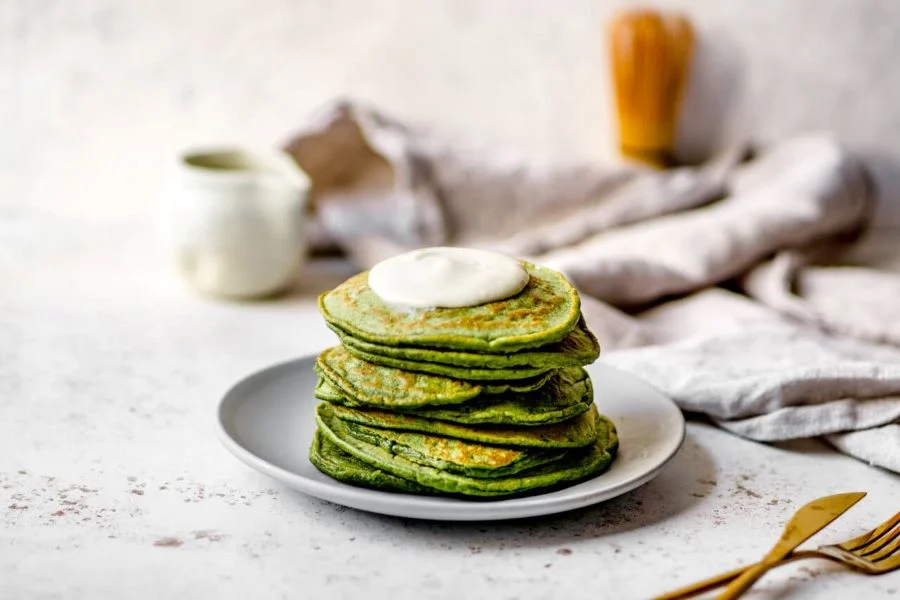 Pancake Matcha có thể kết hợp với các loại topping như trái cây tươi, kem tươi, siro hay mứt trái cây,... 