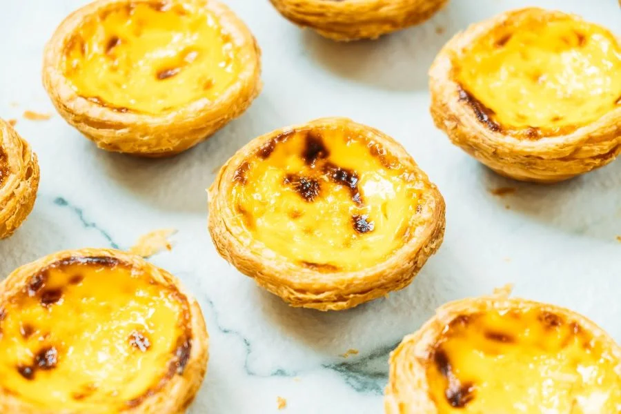 Bánh Tart trứng ngon nhất khi thưởng thức nóng với phần vỏ vàng rộm, giòn tan và thơm nức mũi
