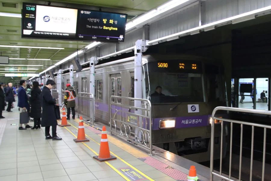 Du khách tuyệt đối không chen lấn và xô đẩy khi lên tàu