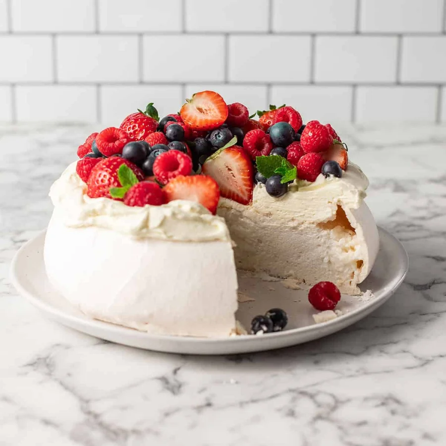 Pavlova mang hương vị hấp dẫn với lớp kem tươi mát và trái cây tươi