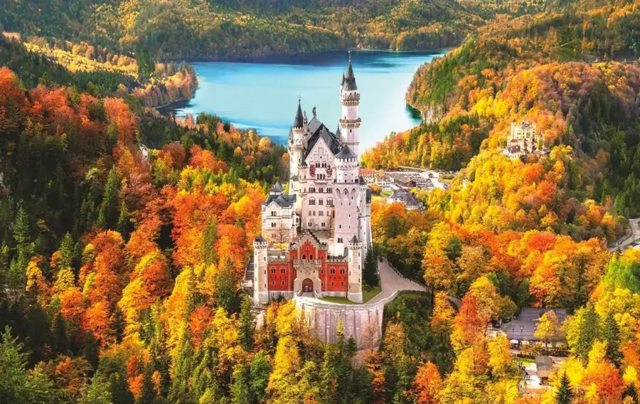 Lâu đài Neuschwanstein, một kiệt tác kiến trúc Gothic Revival, sừng sững giữa khung cảnh thiên nhiên hùng vĩ của dãy Alps