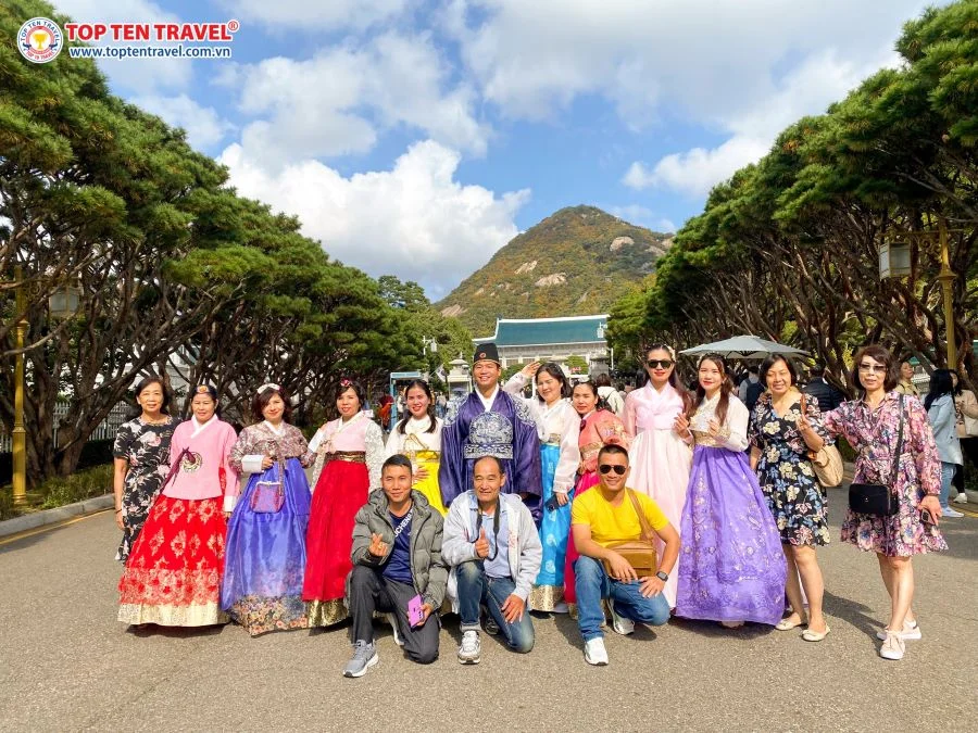 Đoàn khách nhà Top Ten Travel diện trang phục Hanbok truyền thống của người Hàn