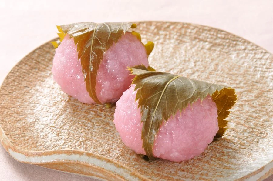 Bánh mochi hoa anh đào là một món ăn truyền thống và đặc trưng của mùa xuân Nhật Bản