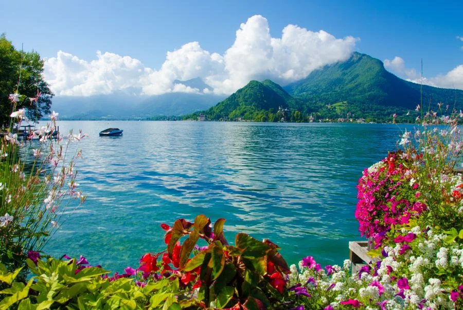 Hồ Annecy mộng mơ mỗi khi mùa xuân về