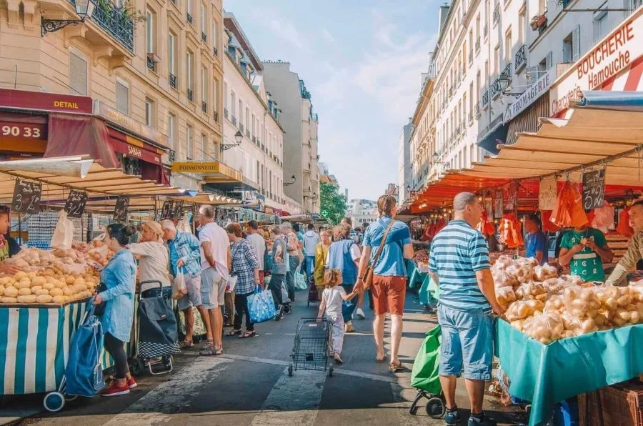 Ghé thăm một khu chợ tại Paris để cảm nhận một vẻ đẹp nhẹ nhàng và êm đềm hơn tại đây