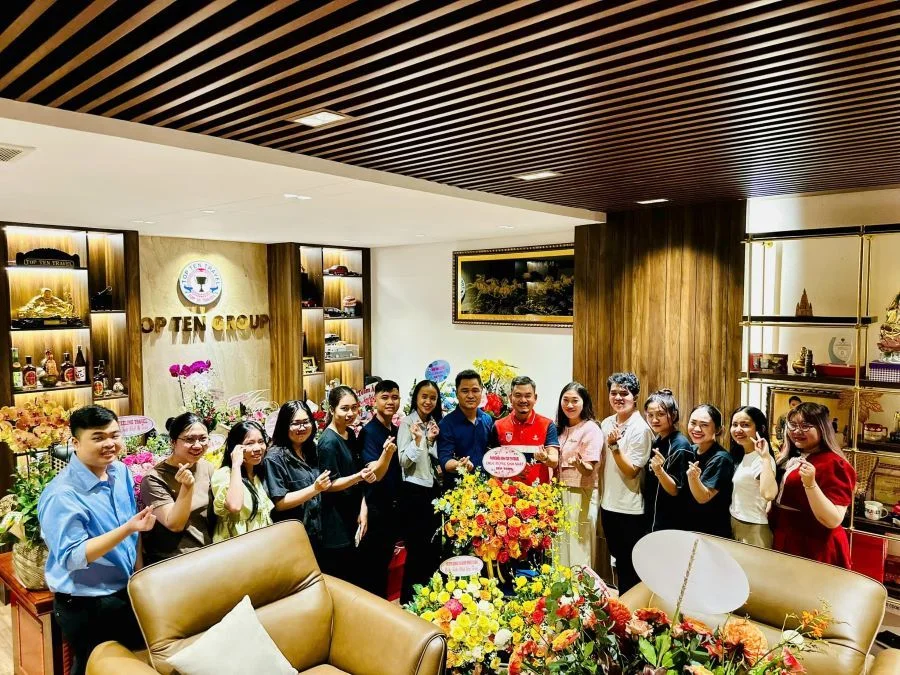 Phòng Điều Hành tặng hoa và chúc mừng sinh nhật Sếp