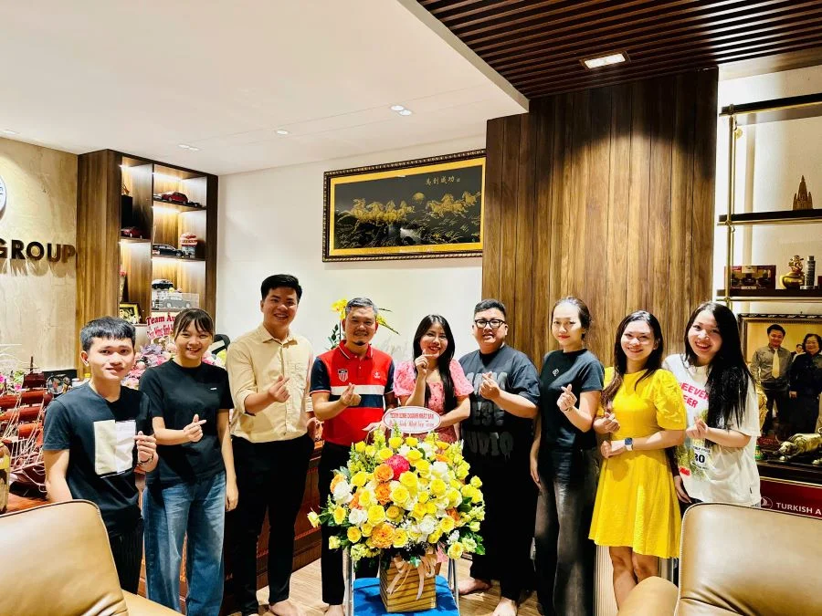 Phòng Nhật Bản tặng hoa và chúc mừng sinh nhật Sếp