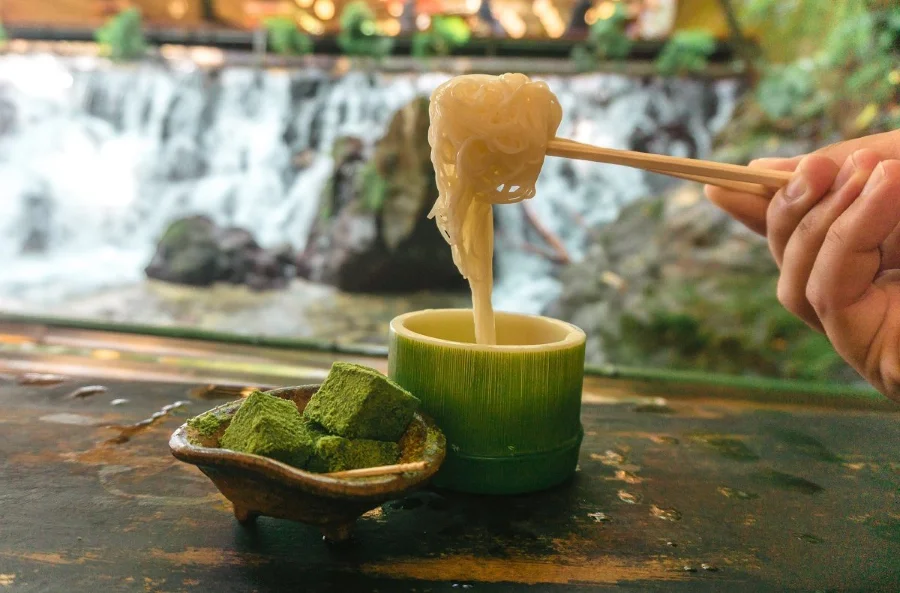 Hirobun là một trong những địa điểm nổi tiếng nhất để thưởng thức Nagashi Somen