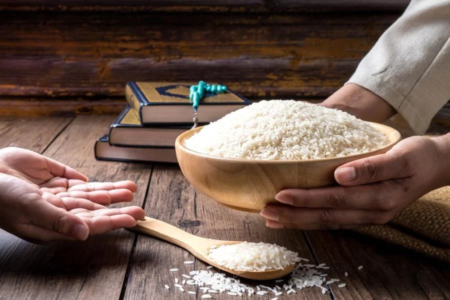 Zakat - bố thí là tín điều bắt buộc phải thực hiện đối với mọi tín đồ có khả năng thực hiện nó