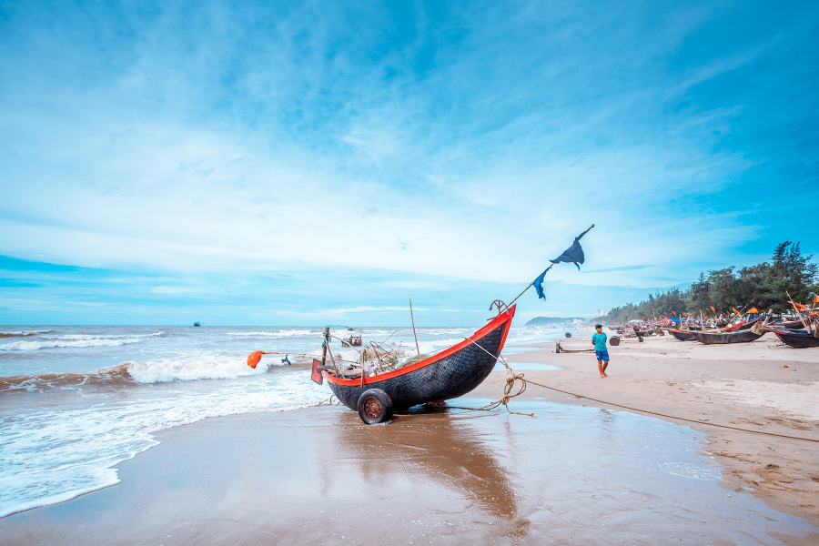 Sầm Sơn thu hút du khách bởi bờ cát trắng trải dài, nước biển xanh biếc và những rặng phi lao xanh mát