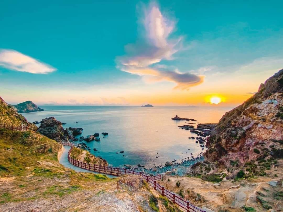 Vẻ đẹp của Eo Gió không ồn ào, náo nhiệt như những bãi biển khác mà mang một vẻ đẹp hoang sơ, tĩnh lặng đầy bí ẩn