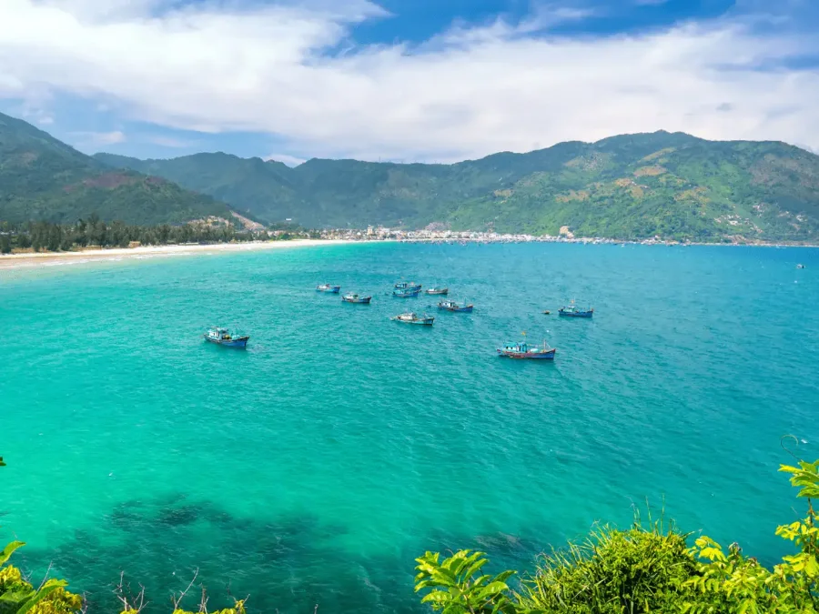 Vịnh Vũng Rô sở hữu một vẻ đẹp hoang sơ, bình yên với bờ cát trắng mịn trải dài, nước biển xanh biếc và những hàng dừa xanh mát