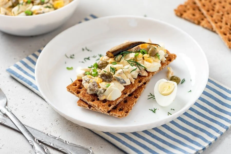 Bánh kẹp salad trứng cá cơm là một trong những món ăn thơm ngon nổi tiếng nhất ở Thụy Điển