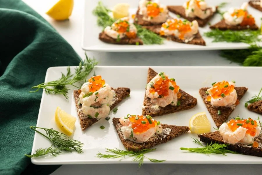 Bánh mì nướng Skagen là một trong những món khai vị nổi tiếng nhất tại Thụy Điển