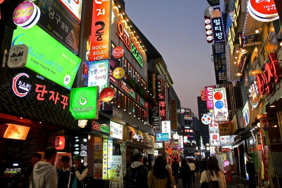 Mua sắm và thưởng thức ẩm thực tại Chợ Myeongdong