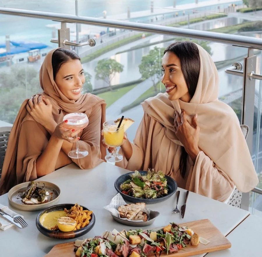 Bạn có thể diện đầm, mặc jumpsuit,... khi đến thưởng thức ẩm thực tại các nhà hàng