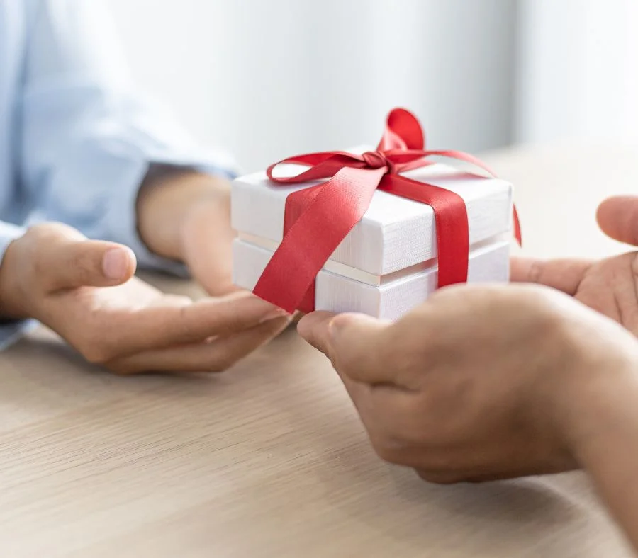 Việc tặng quà sẽ giúp Bạn gắn kết được nhiều mối quan hệ hơn trong cuộc sống