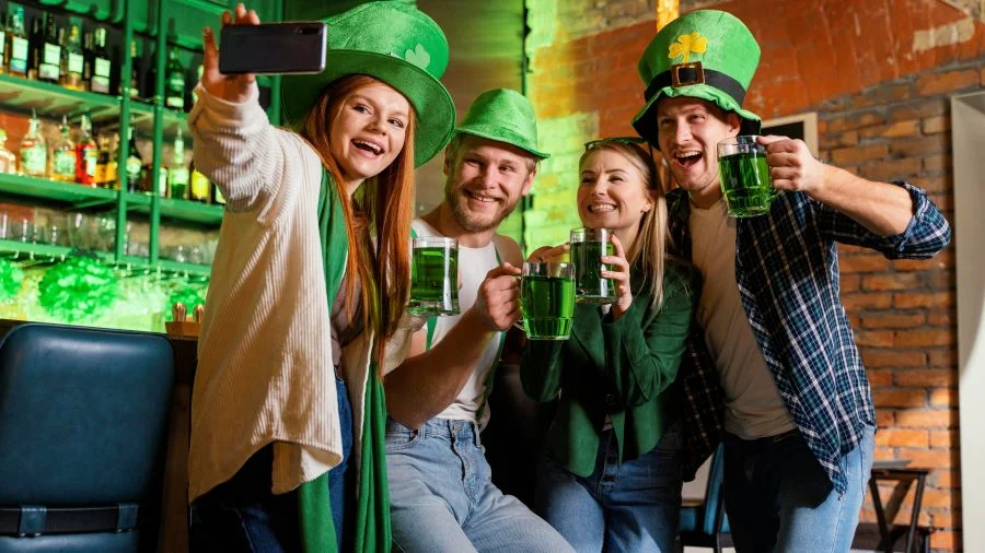 Màu xanh lá cây chính là màu sắc biểu tượng cho Ngày thánh Patrick nói riêng và hòn đảo Ireland nói chung