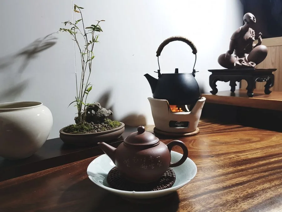 Trước khi pha trà, bình sẽ được rửa sạch, có thể trụng sơ qua với nước ấm nóng để diệt khuẩn