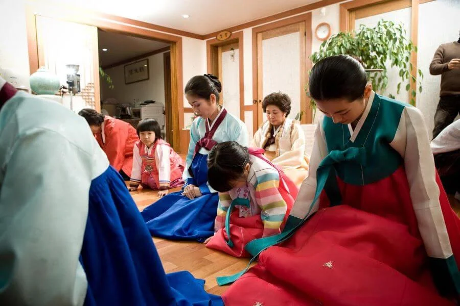 Nghi lễ Sebae là một phong tục đẹp thể hiện lòng kính trọng và những lời chúc tốt đẹp cho năm mới vô cùng độc đáo