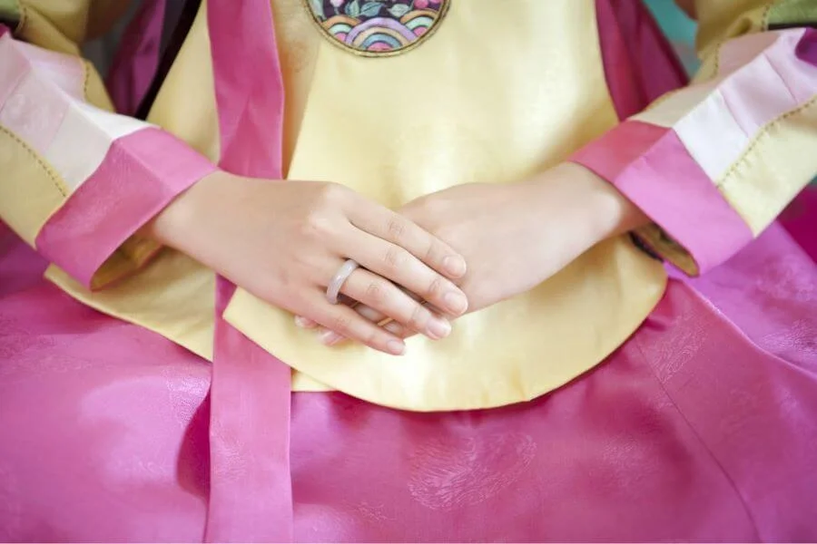 Tư thế thực hiện Sebae thể hiện sự tôn kính sâu sắc của con cháu đối với ông bà, cha mẹ