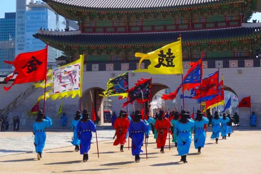 Trang phục được thiết kế dựa trên y phục của lính canh hoàng gia thời Joseon, với kiểu dáng truyền thống và màu sắc rực rỡ