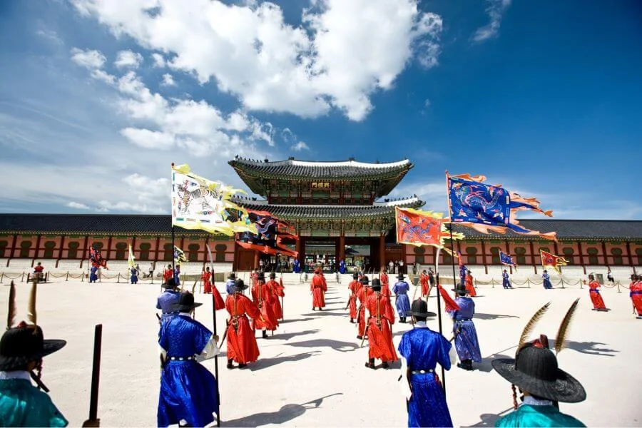 Nghi lễ đổi gác tại cổng Gwanghwamun là một màn trình diễn tái hiện lại không khí trang nghiêm của triều đình Joseon
