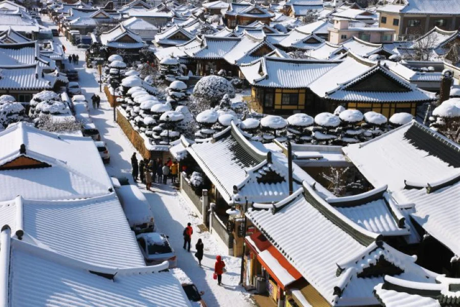 Mùa đông ở Bukchon Hanok mang một vẻ đẹp rất riêng khiến nhiều tín đồ du lịch Hàn Quốc phải say mê