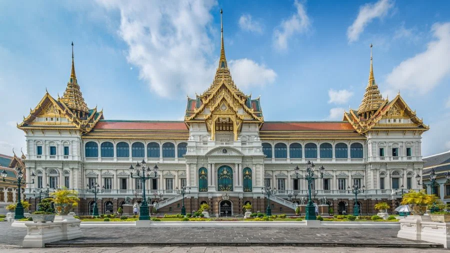 Cung điện Hoàng gia Thái Lan nổi bật với lối kiến trúc tháp vàng, mái cong, đỉnh nhọn cực kỳ ấn tượng