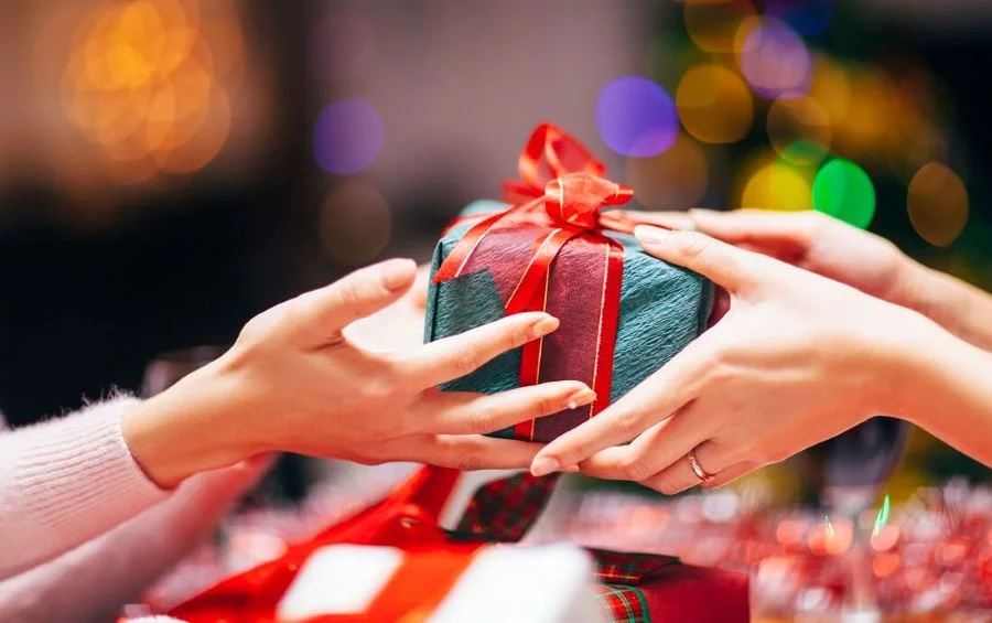 Tặng quà vào dịp năm mới ở Anh