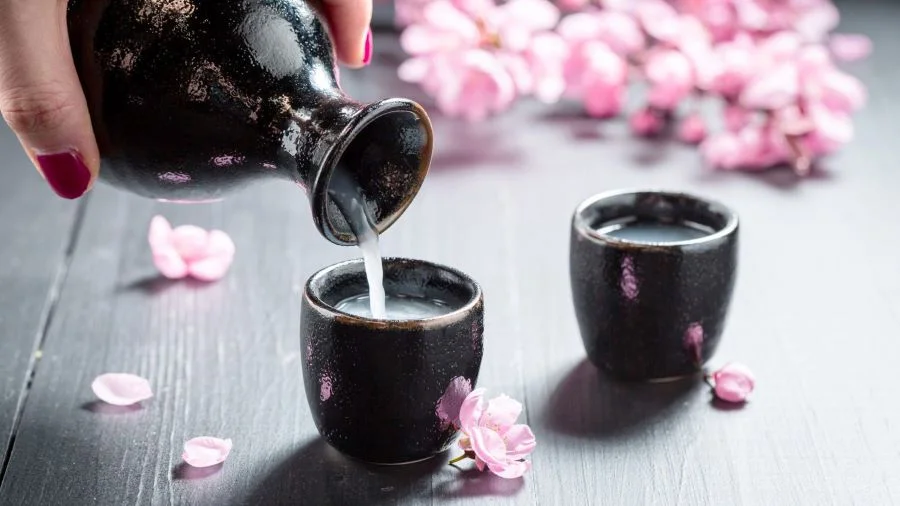 Rượu sake là thức uống truyền thống không thể thiếu trong các bữa tiệc Hanami 