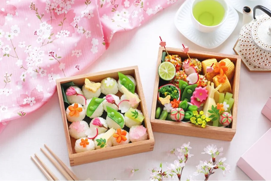 Người Nhật rất thích vừa ngắm hoa anh đào vừa thưởng thức những món ăn đặc sắc