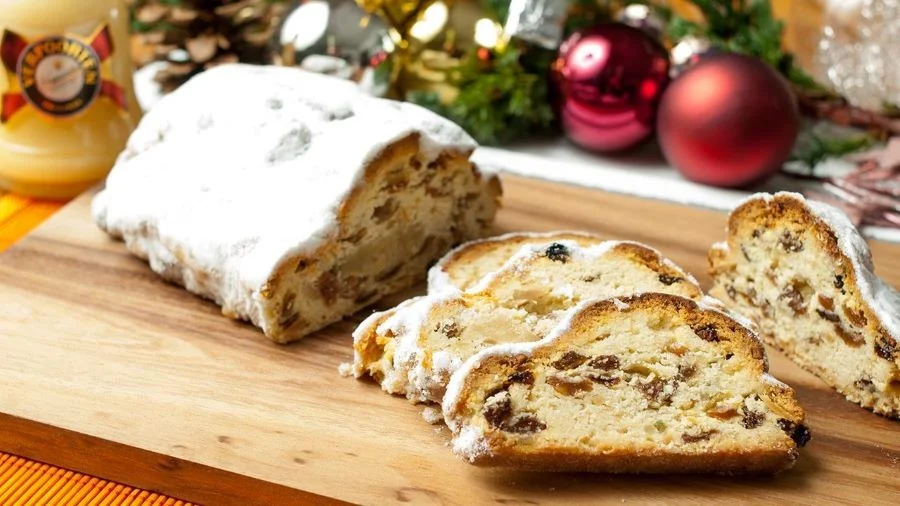 Bánh Stollen, một đặc sản truyền thống của nước Đức, là một trong những món bánh không thể thiếu trong mùa Giáng sinh