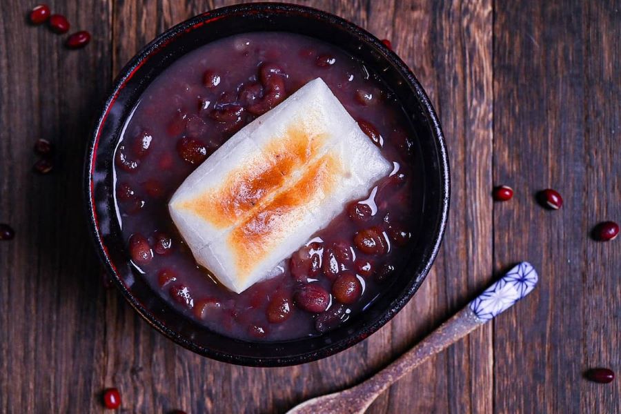Súp đậu đỏ Zenzai sánh đặc ăn cùng bánh gạo Mochi nướng thơm lừng