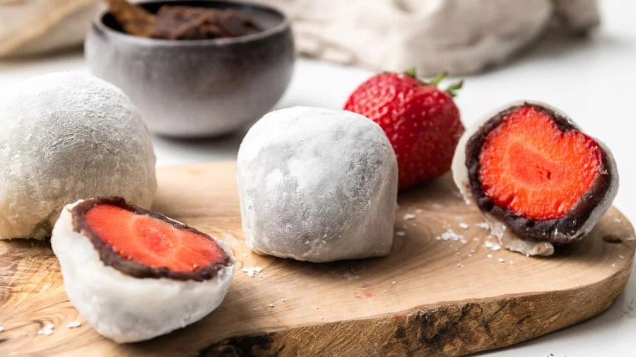 Những quả dâu chín mọng được bọc kín trong một lớp bánh Mochi cực kỳ hấp dẫn